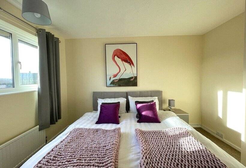 بنسيون 6 Person Spacious Home With Garden