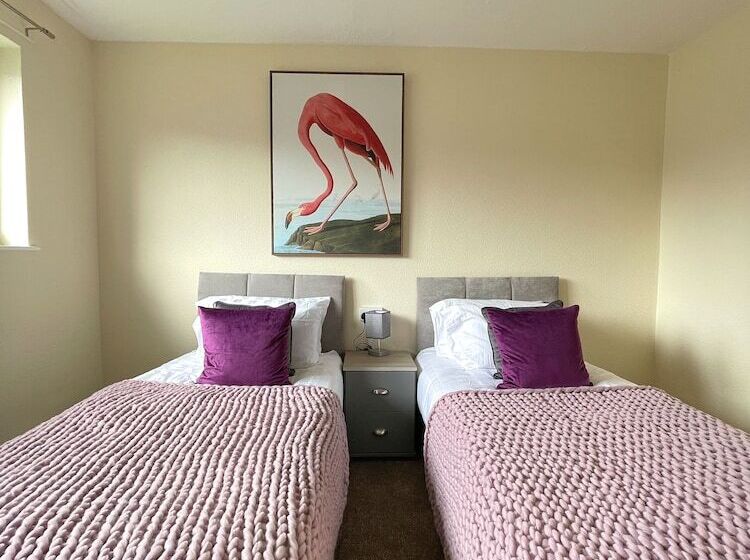 بنسيون 6 Person Spacious Home With Garden