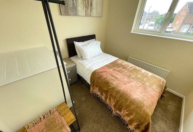 بنسيون 6 Person Spacious Home With Garden