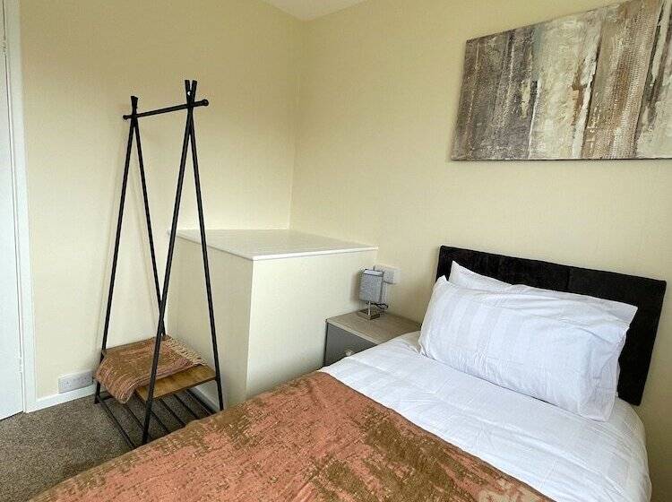 بنسيون 6 Person Spacious Home With Garden