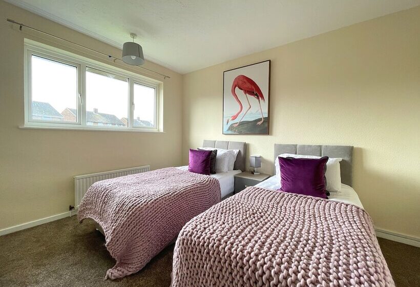 بنسيون 6 Person Spacious Home With Garden