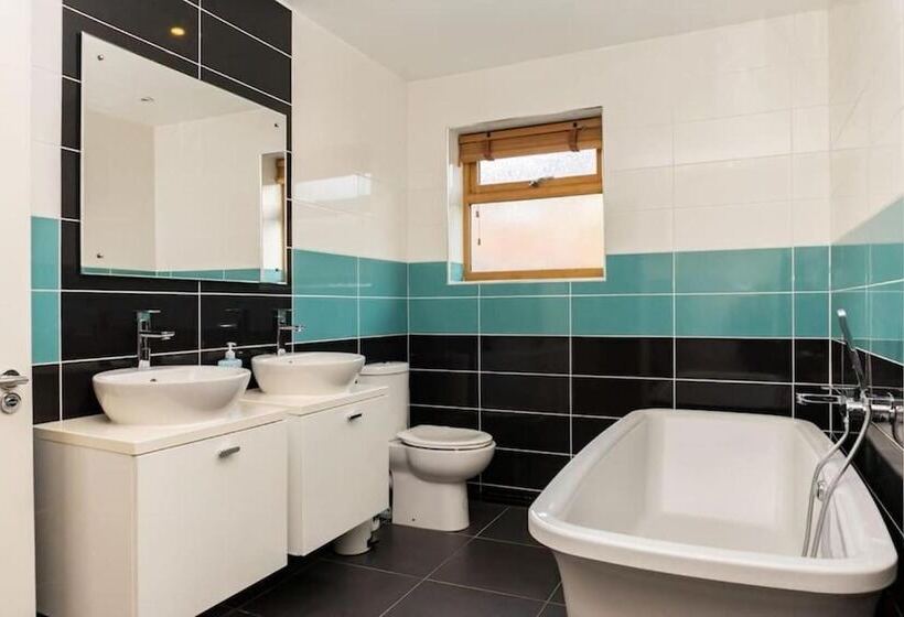 بنسيون Innsworth House