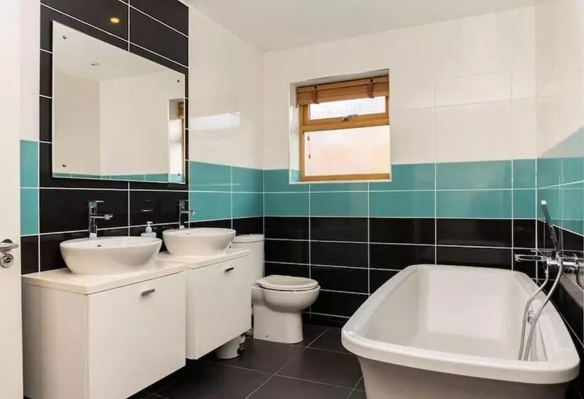 Majatalo Innsworth House