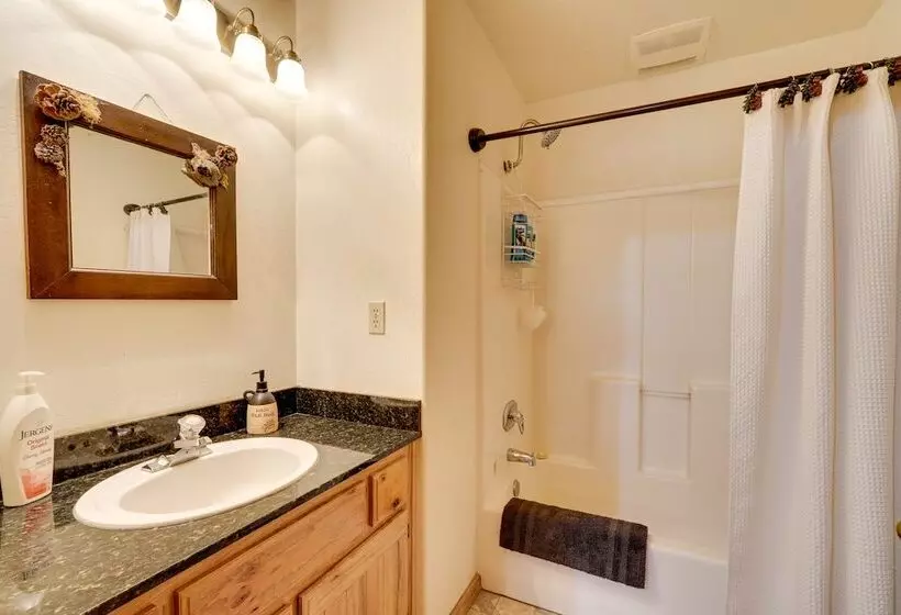 Pet Friendly House W/ Deck: Near Crater Lake!