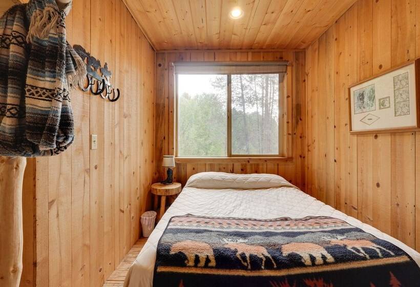 Pet Friendly House W/ Deck: Near Crater Lake!
