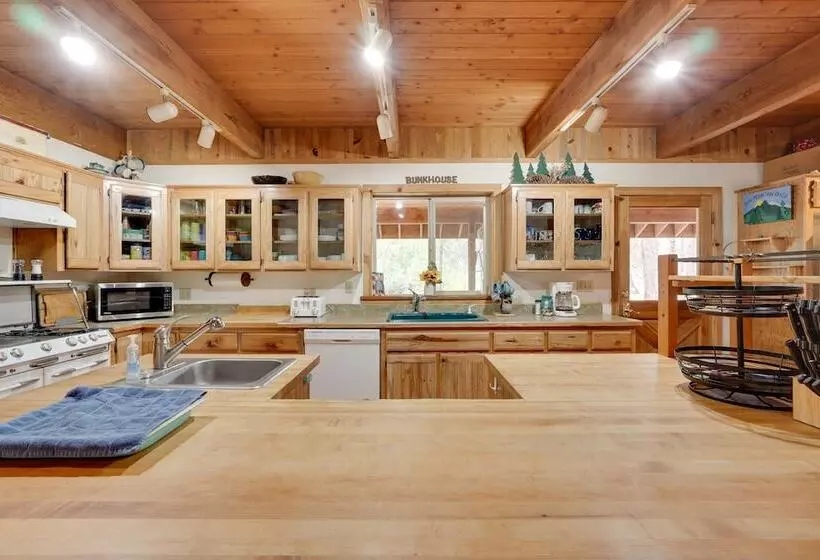Pet Friendly House W/ Deck: Near Crater Lake!