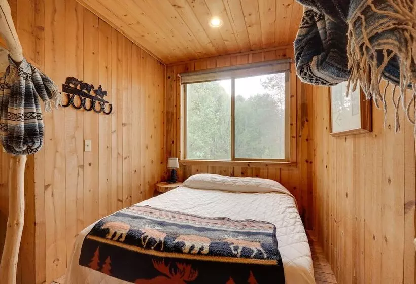 Pet Friendly House W/ Deck: Near Crater Lake!