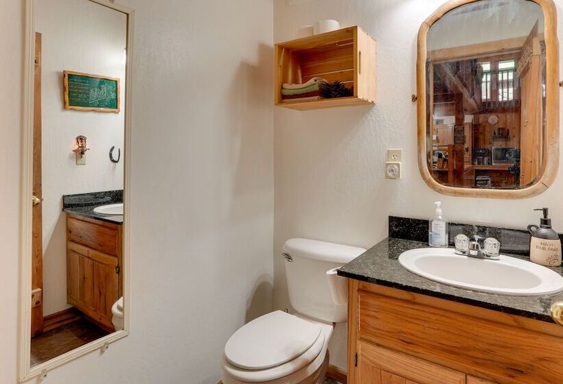 Pet Friendly House W/ Deck: Near Crater Lake!