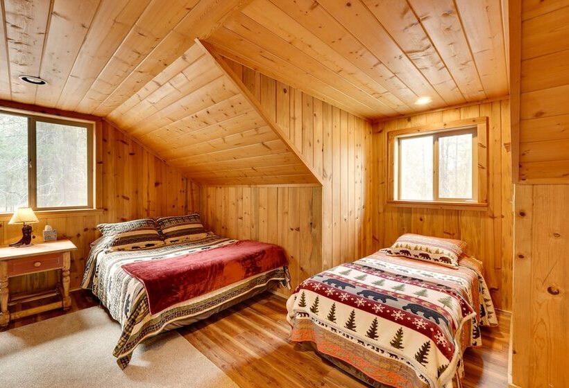 Pet Friendly House W/ Deck: Near Crater Lake!