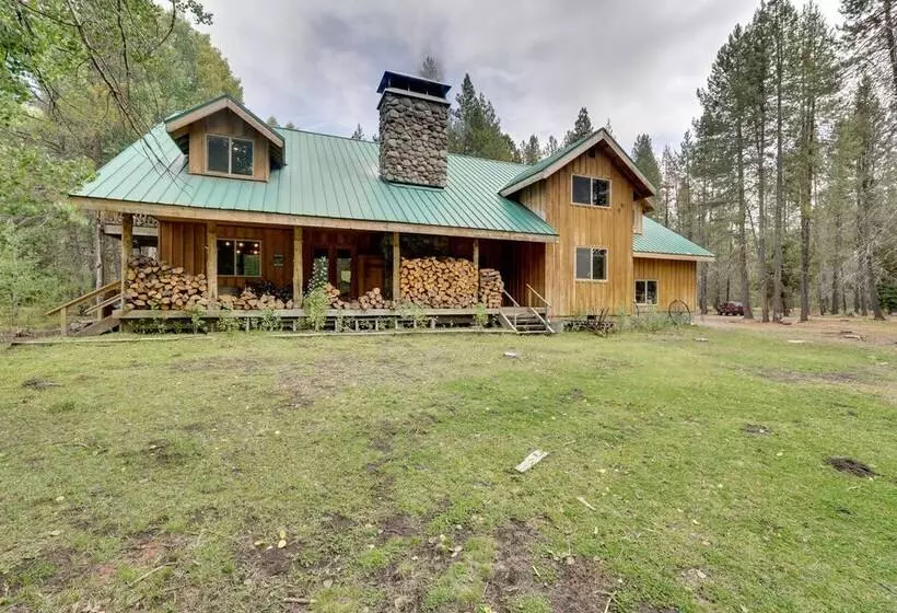 Pet Friendly House W/ Deck: Near Crater Lake!