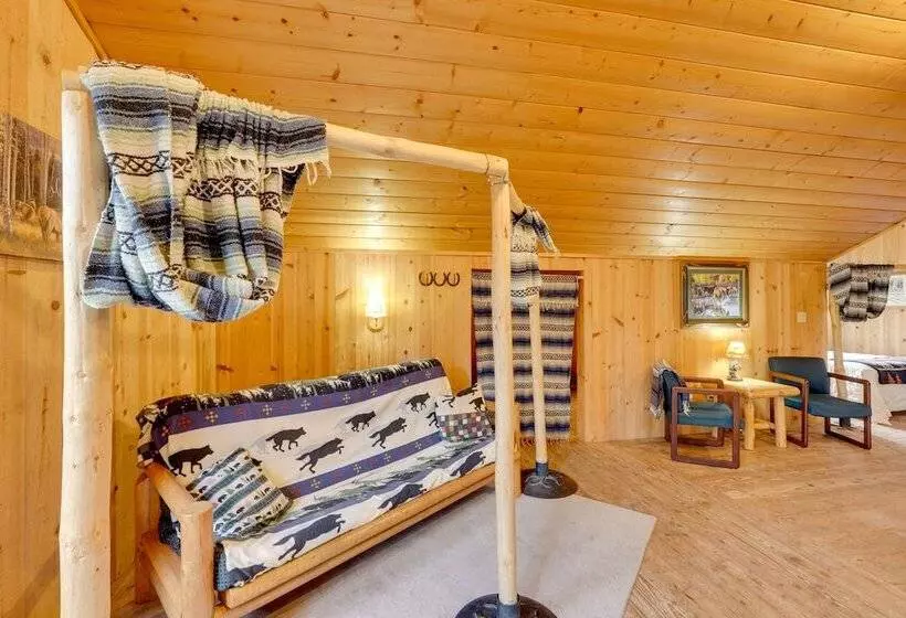 Pet Friendly House W/ Deck: Near Crater Lake!