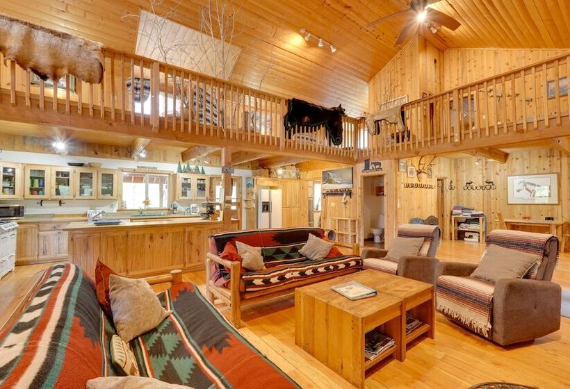 Pet Friendly House W/ Deck: Near Crater Lake!