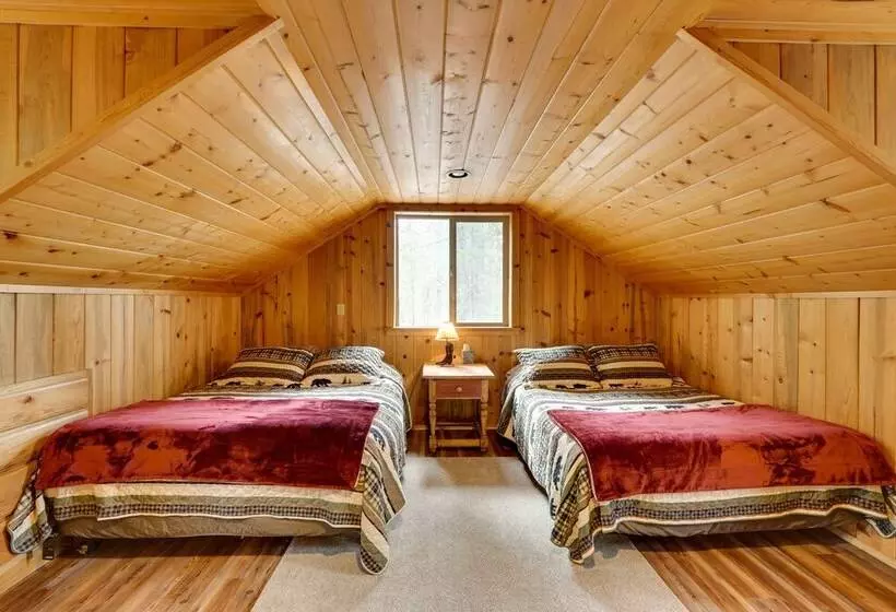 Pet Friendly House W/ Deck: Near Crater Lake!