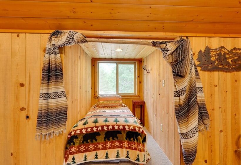 Pet Friendly House W/ Deck: Near Crater Lake!