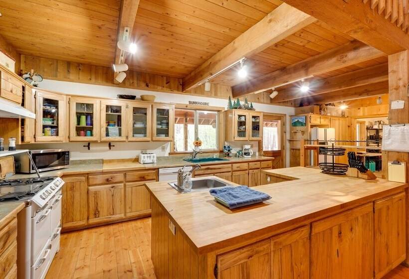 Pet Friendly House W/ Deck: Near Crater Lake!