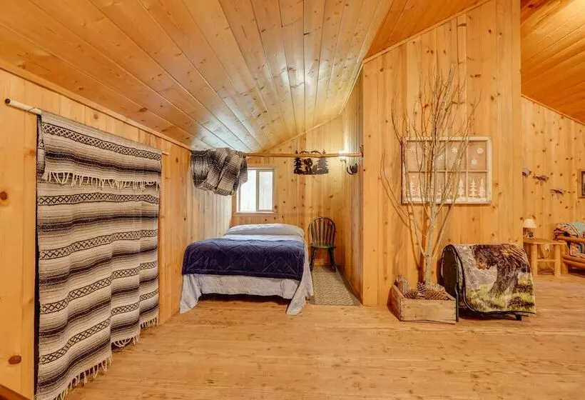 Pet Friendly House W/ Deck: Near Crater Lake!