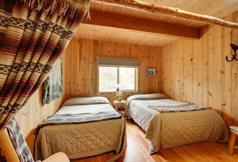 Pet Friendly House W/ Deck: Near Crater Lake!