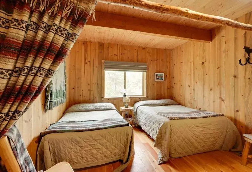 Pet Friendly House W/ Deck: Near Crater Lake!