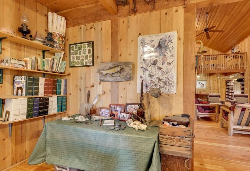 Pet Friendly House W/ Deck: Near Crater Lake!