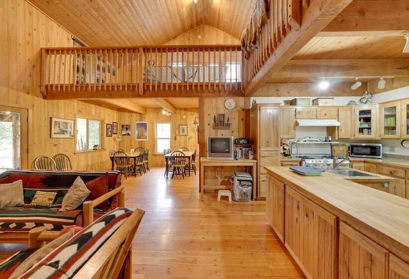 Pet Friendly House W/ Deck: Near Crater Lake!