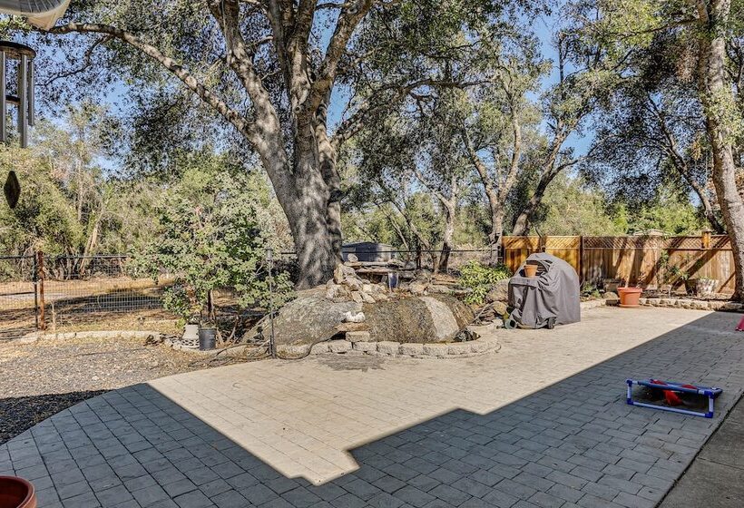 Pet Friendly Mariposa Retreat W/ Spacious Patio!