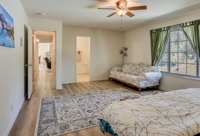 Pet Friendly Mariposa Retreat W/ Spacious Patio!