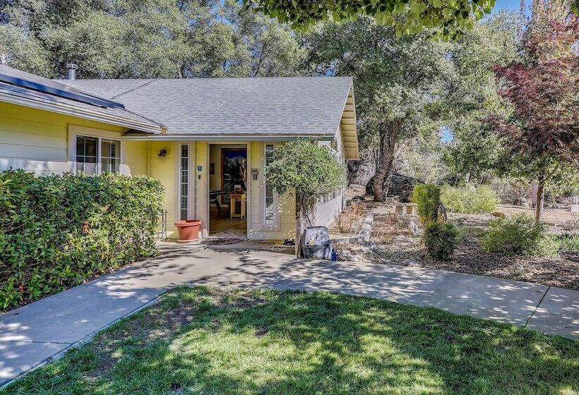 Pet Friendly Mariposa Retreat W/ Spacious Patio!