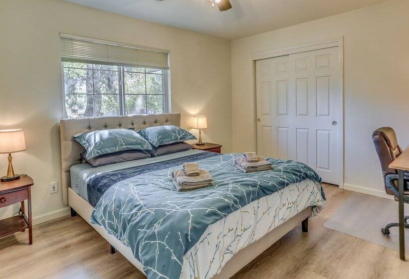 Pet Friendly Mariposa Retreat W/ Spacious Patio!