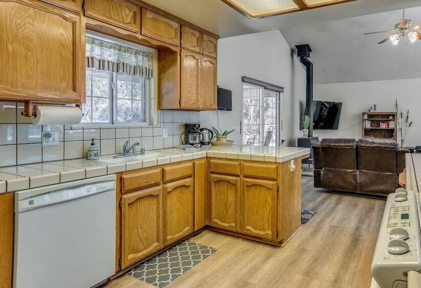 Pet Friendly Mariposa Retreat W/ Spacious Patio!