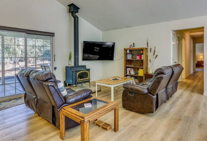 Pet Friendly Mariposa Retreat W/ Spacious Patio!