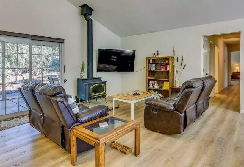 Pet Friendly Mariposa Retreat W/ Spacious Patio!