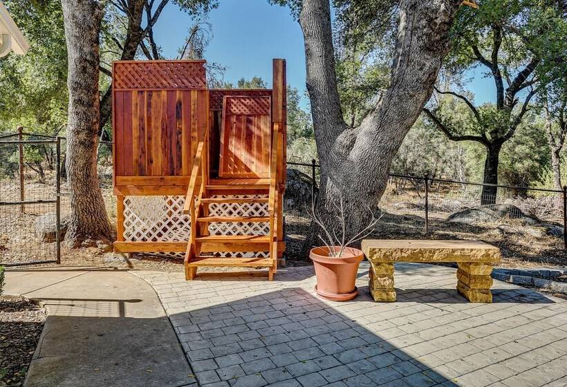 Pet Friendly Mariposa Retreat W/ Spacious Patio!