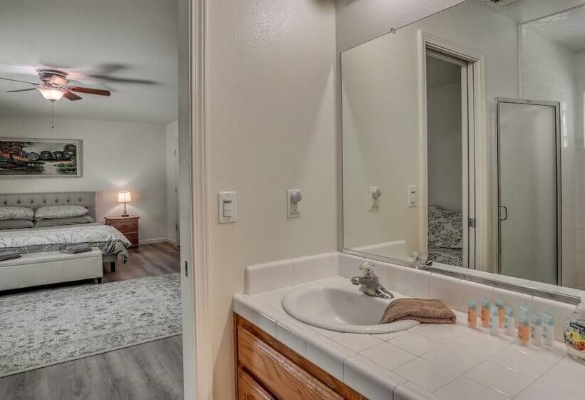 Pet Friendly Mariposa Retreat W/ Spacious Patio!