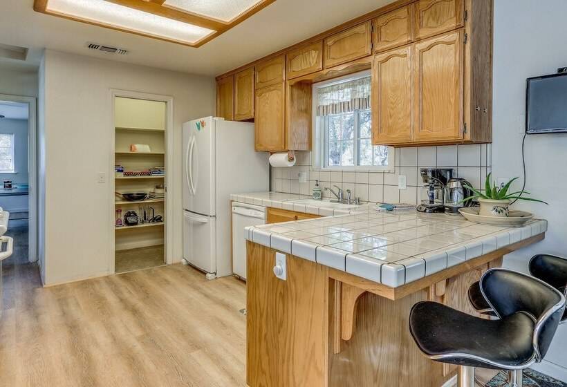 Pet Friendly Mariposa Retreat W/ Spacious Patio!