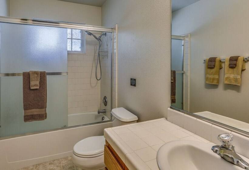 Pet Friendly Mariposa Retreat W/ Spacious Patio!