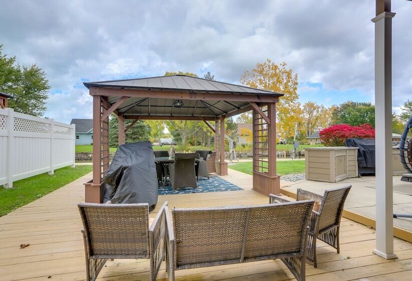 Port Clinton Home W/ Private Dock + Gazebo!