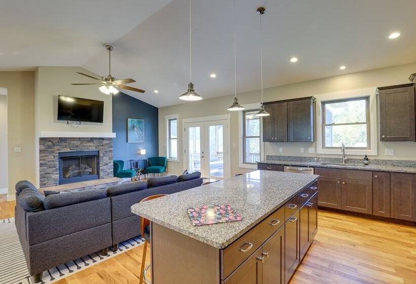 Quiet Weaverville Home W/ Screened In Porch!