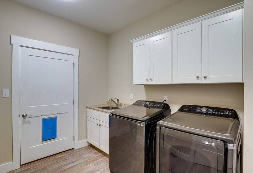 Quiet Weaverville Home W/ Screened In Porch!