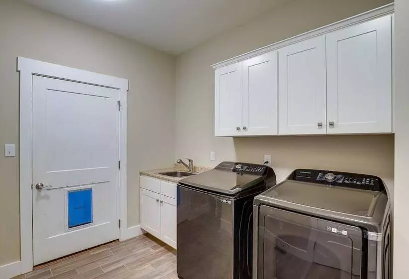 Quiet Weaverville Home W/ Screened In Porch!