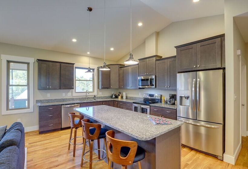 Quiet Weaverville Home W/ Screened In Porch!