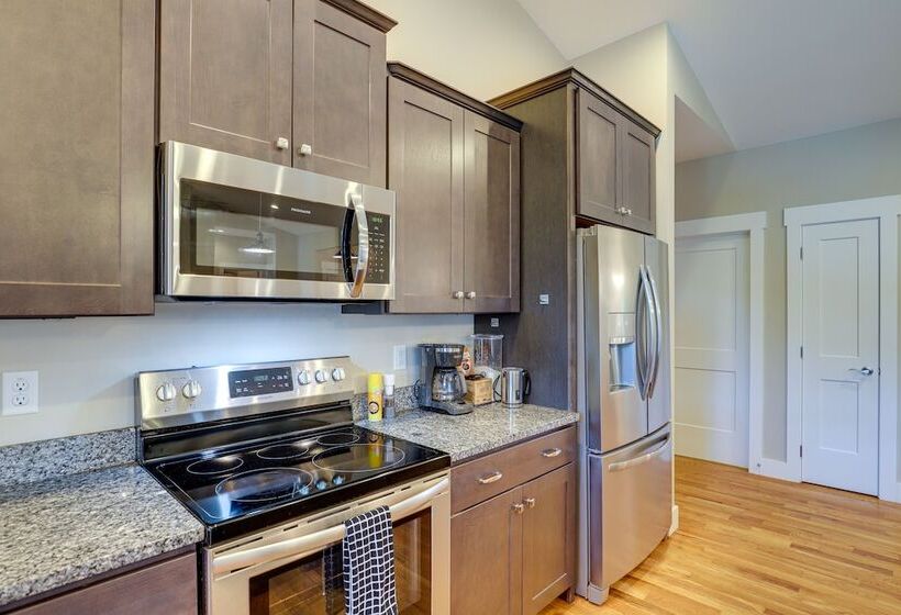 Quiet Weaverville Home W/ Screened In Porch!