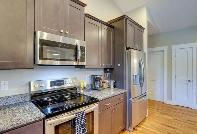 Quiet Weaverville Home W/ Screened In Porch!