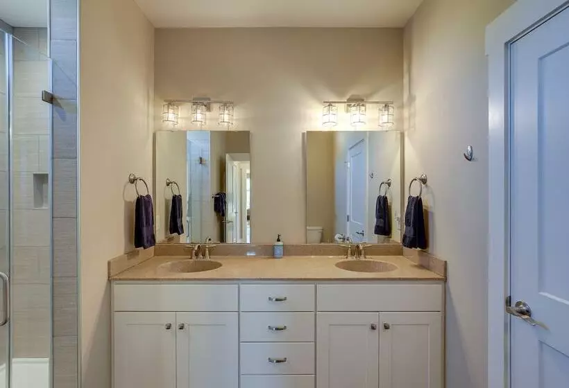 Quiet Weaverville Home W/ Screened In Porch!