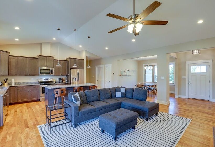 Quiet Weaverville Home W/ Screened In Porch!