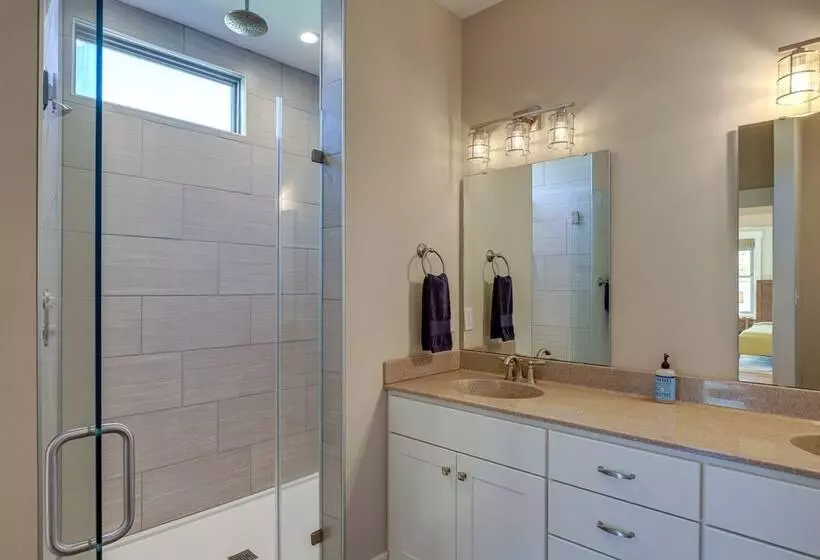 Quiet Weaverville Home W/ Screened In Porch!