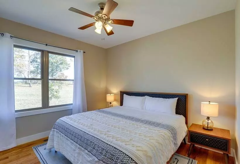 Quiet Weaverville Home W/ Screened In Porch!