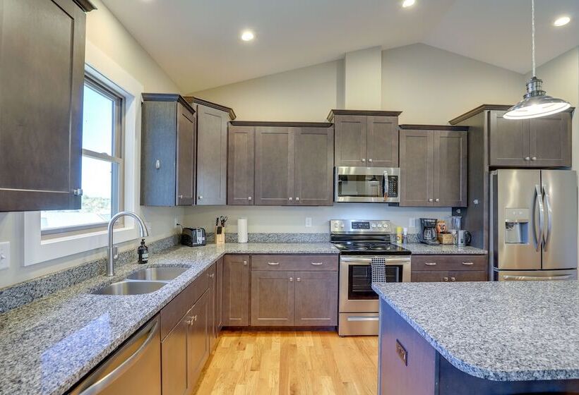 Quiet Weaverville Home W/ Screened In Porch!