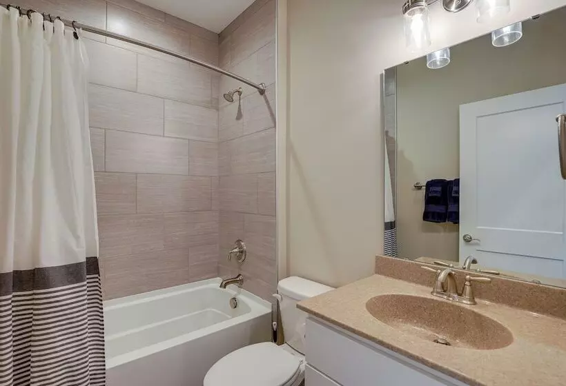 Quiet Weaverville Home W/ Screened In Porch!