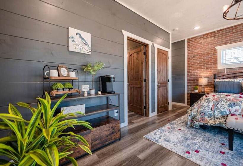 Romantic Cabin Retreat By Ghosal Luxury Lodging