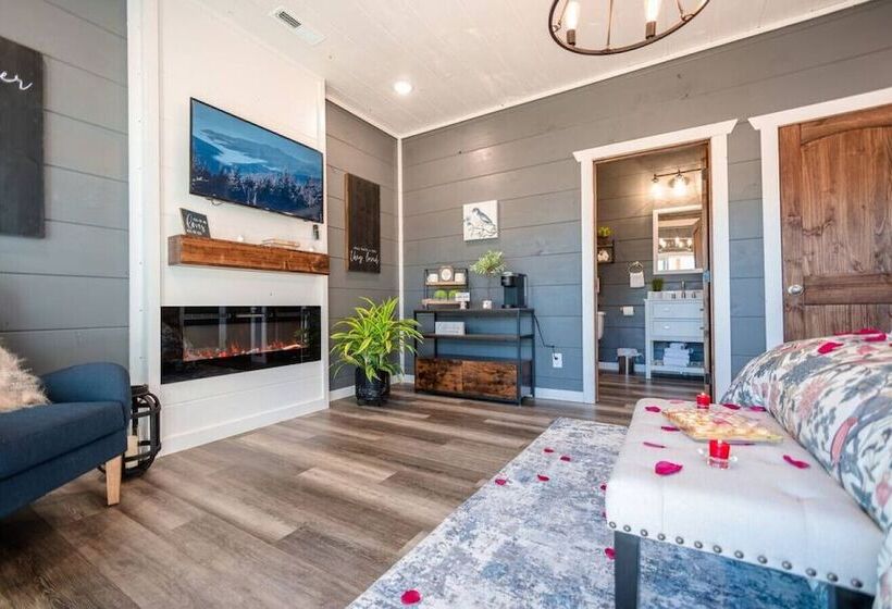 Romantic Cabin Retreat By Ghosal Luxury Lodging